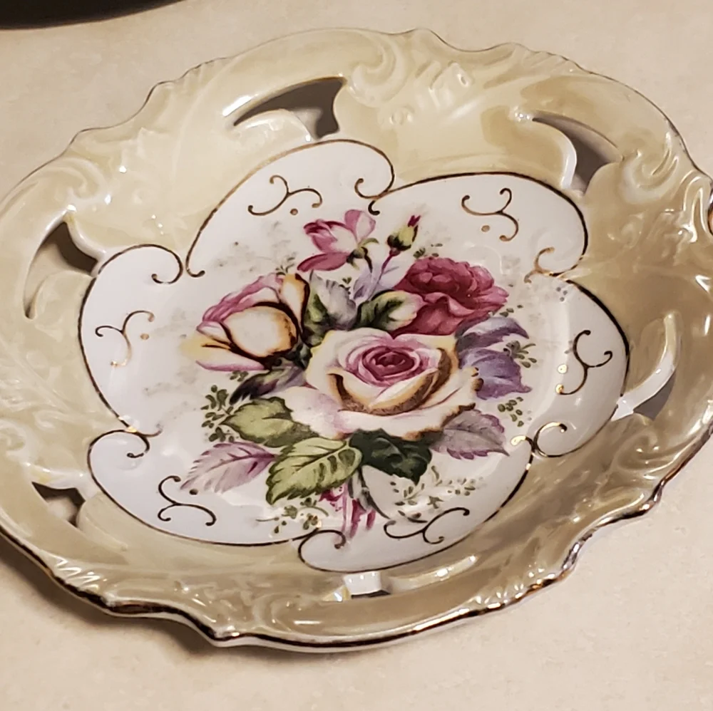 Vintage look iridescent plate with roses and cut out edges cream, pink